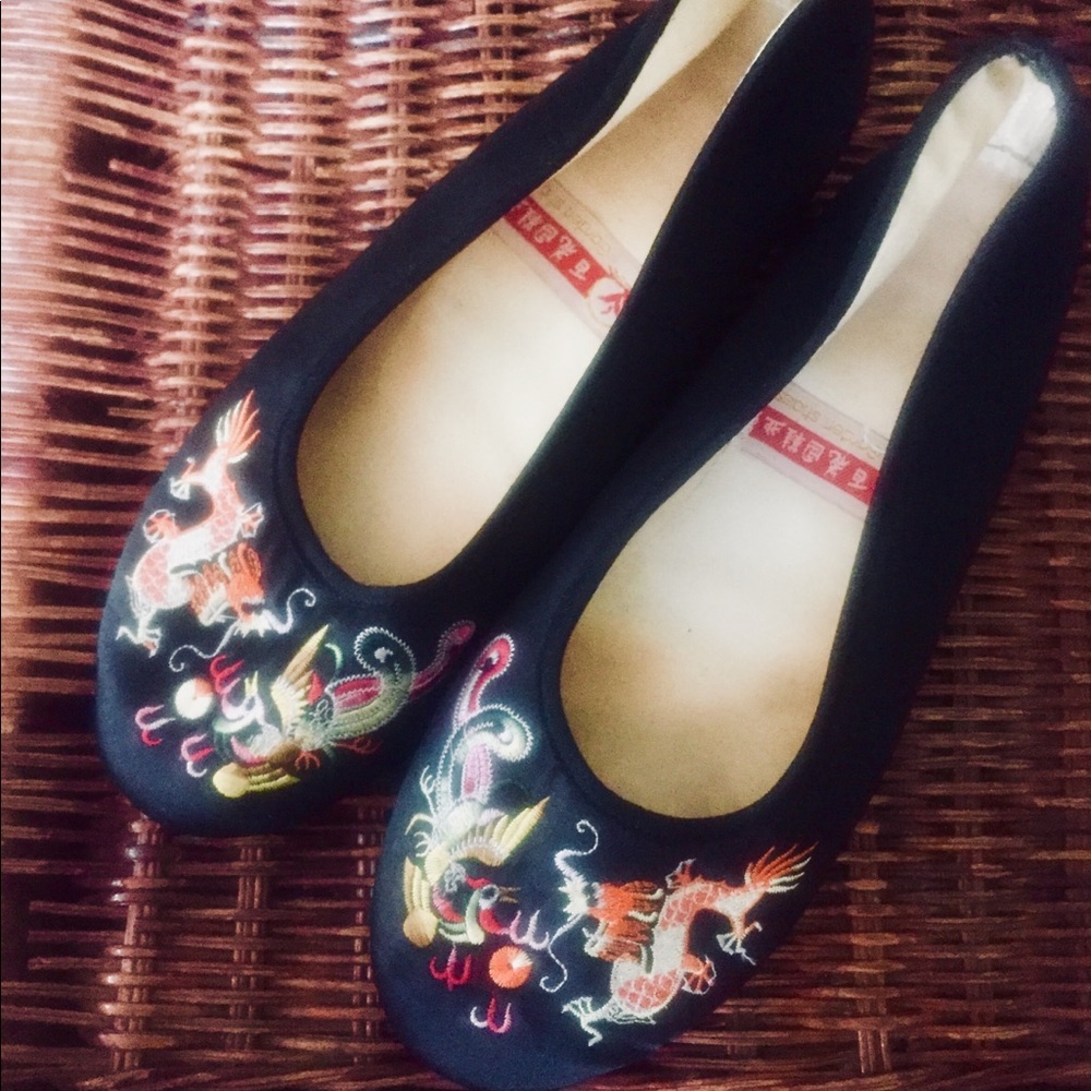 Chinese slip on size 42 fits like a size 9 or 9.5